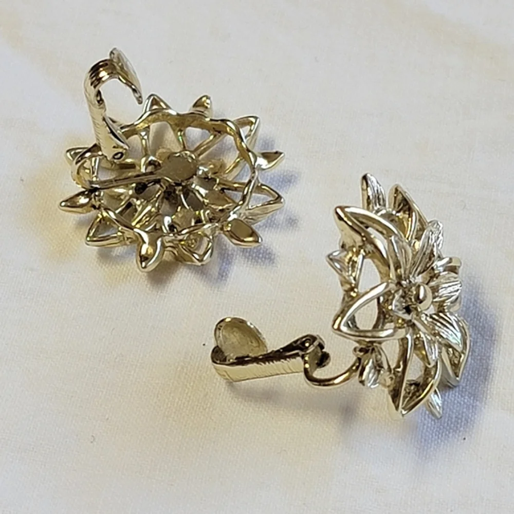 Vintage 1960s Sarah Coventry Peta-Lure Floral  Clip On Earrings